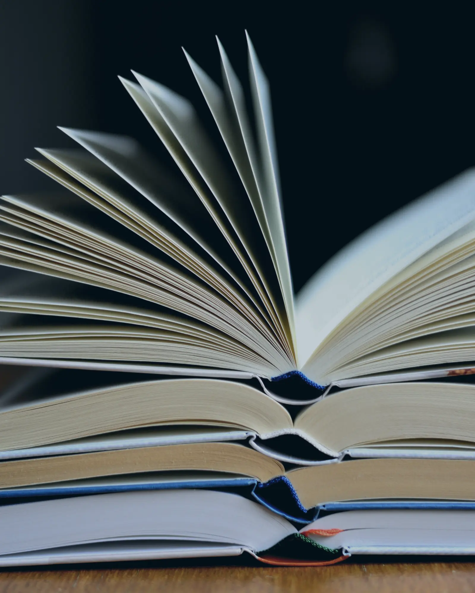 Отворени книги наредени една врз друга